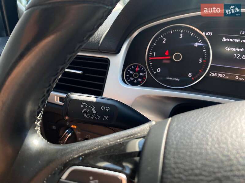 Внедорожник / Кроссовер Volkswagen Touareg 2012 в Киеве