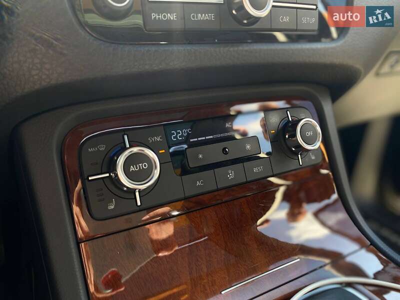 Внедорожник / Кроссовер Volkswagen Touareg 2012 в Киеве