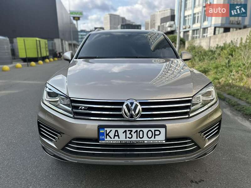 Внедорожник / Кроссовер Volkswagen Touareg 2015 в Киеве