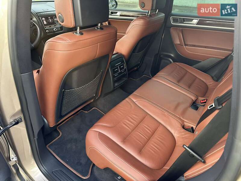 Внедорожник / Кроссовер Volkswagen Touareg 2015 в Киеве