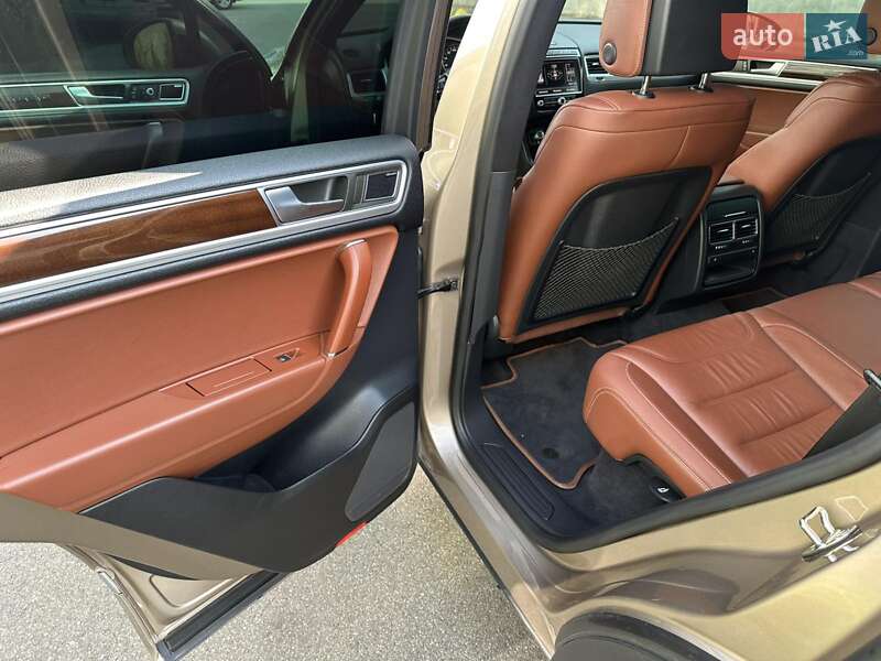 Внедорожник / Кроссовер Volkswagen Touareg 2015 в Киеве