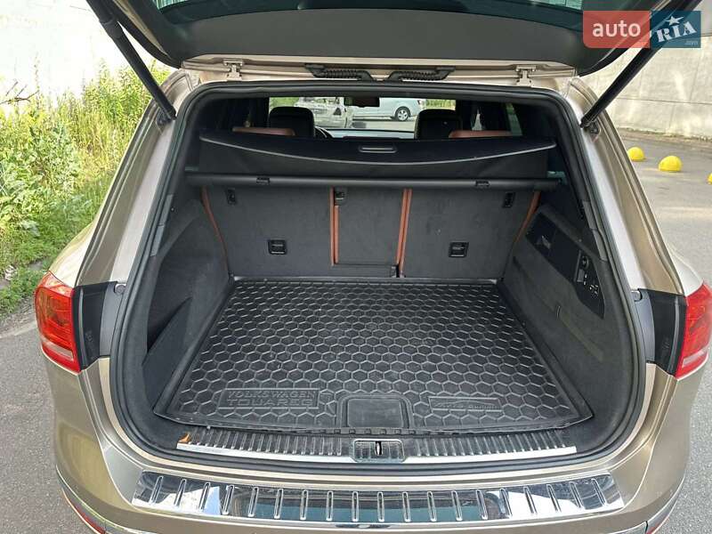 Внедорожник / Кроссовер Volkswagen Touareg 2015 в Киеве