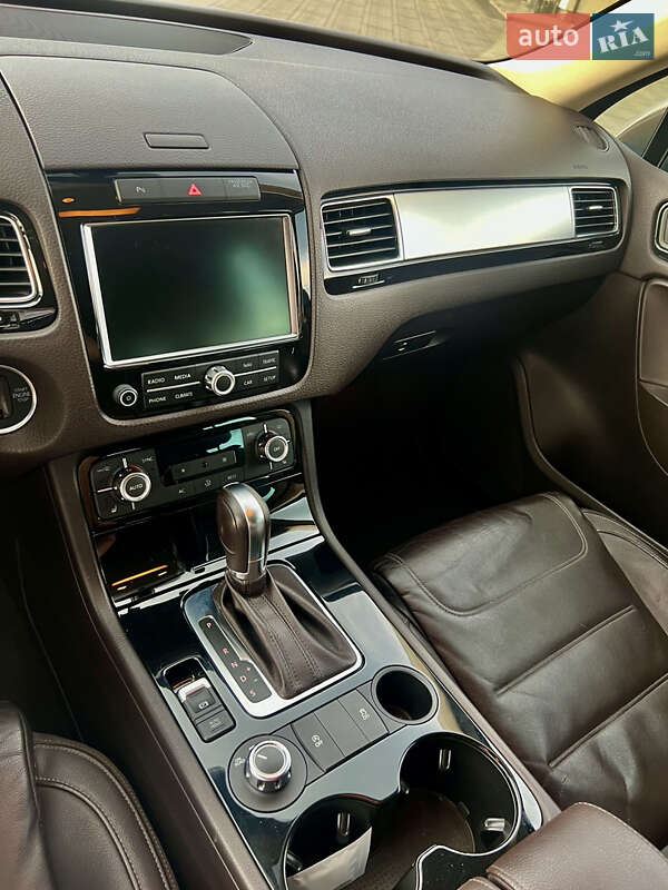 Внедорожник / Кроссовер Volkswagen Touareg 2011 в Луцке