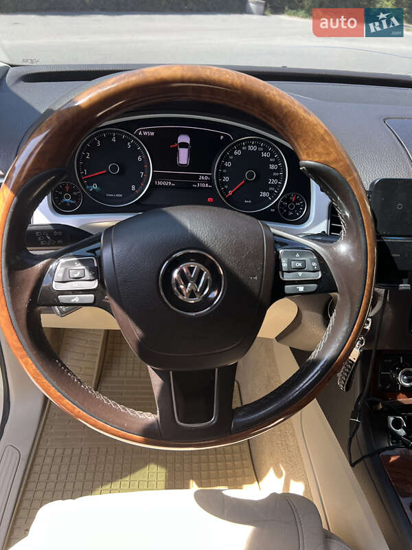 Внедорожник / Кроссовер Volkswagen Touareg 2010 в Днепре