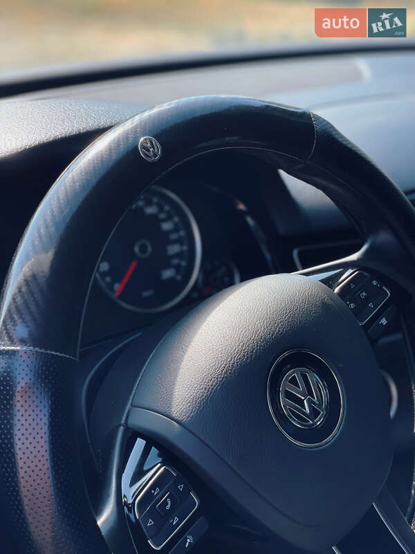 Внедорожник / Кроссовер Volkswagen Touareg 2014 в Николаеве