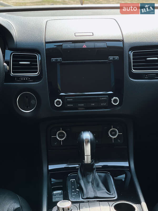 Внедорожник / Кроссовер Volkswagen Touareg 2014 в Николаеве
