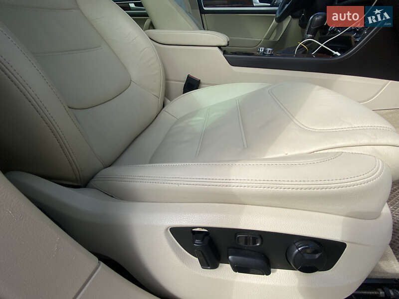 Внедорожник / Кроссовер Volkswagen Touareg 2012 в Коломые