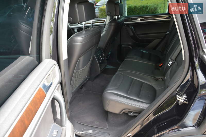Внедорожник / Кроссовер Volkswagen Touareg 2012 в Киеве