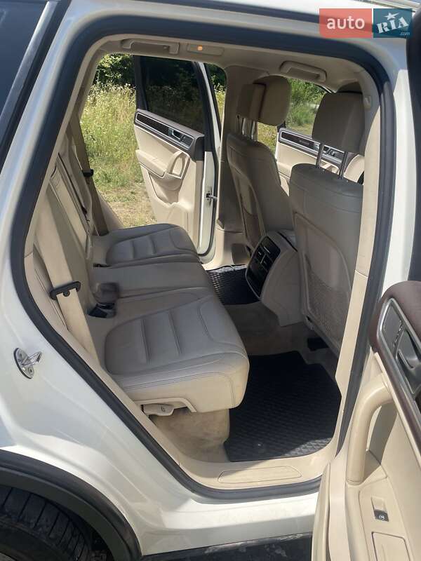 Позашляховик / Кросовер Volkswagen Touareg 2011 в Хмельницькому