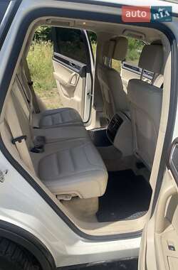 Позашляховик / Кросовер Volkswagen Touareg 2011 в 