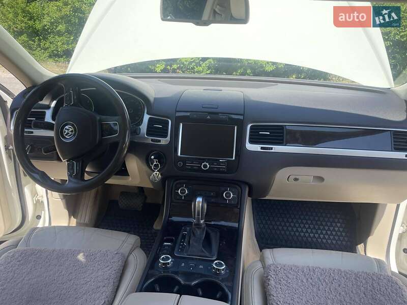 Позашляховик / Кросовер Volkswagen Touareg 2011 в Хмельницькому
