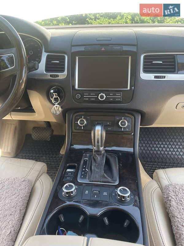 Позашляховик / Кросовер Volkswagen Touareg 2011 в Хмельницькому