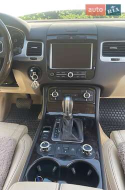 Позашляховик / Кросовер Volkswagen Touareg 2011 в 