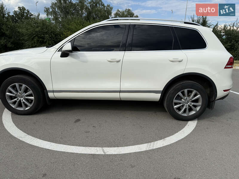 Внедорожник / Кроссовер Volkswagen Touareg 2011 в Киеве