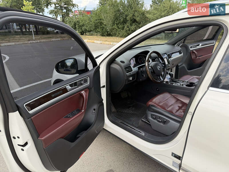 Внедорожник / Кроссовер Volkswagen Touareg 2011 в Киеве