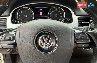 Внедорожник / Кроссовер Volkswagen Touareg 2011 в 