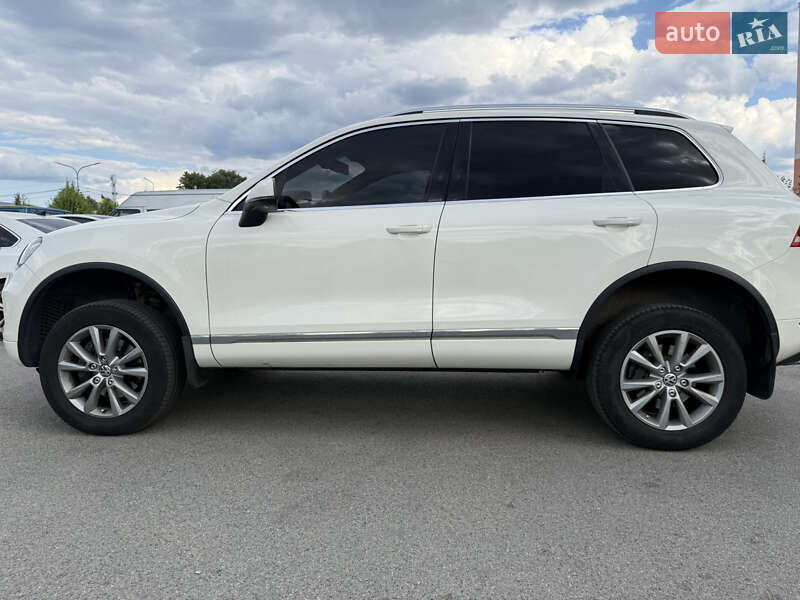 Внедорожник / Кроссовер Volkswagen Touareg 2011 в Киеве
