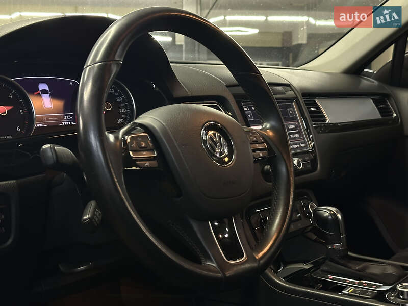Внедорожник / Кроссовер Volkswagen Touareg 2012 в Николаеве