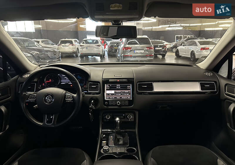 Внедорожник / Кроссовер Volkswagen Touareg 2012 в Николаеве