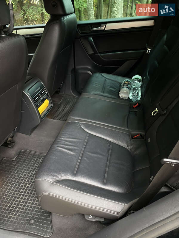Внедорожник / Кроссовер Volkswagen Touareg 2011 в Ровно