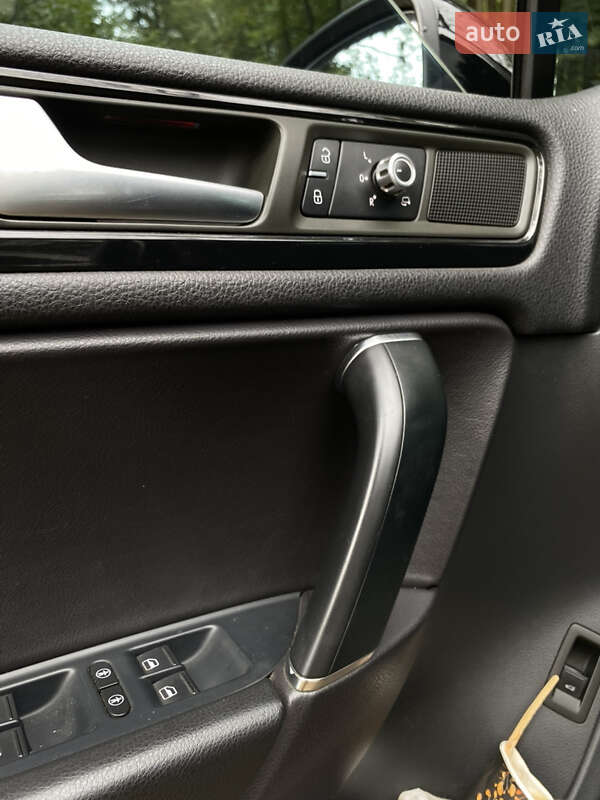 Внедорожник / Кроссовер Volkswagen Touareg 2011 в Ровно