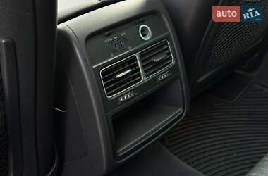 Внедорожник / Кроссовер Volkswagen Touareg 2011 в 