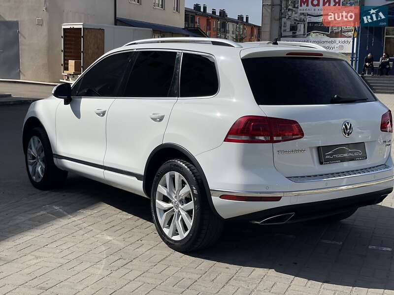 Внедорожник / Кроссовер Volkswagen Touareg 2014 в Черновцах