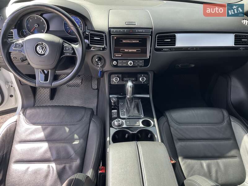 Внедорожник / Кроссовер Volkswagen Touareg 2014 в Черновцах