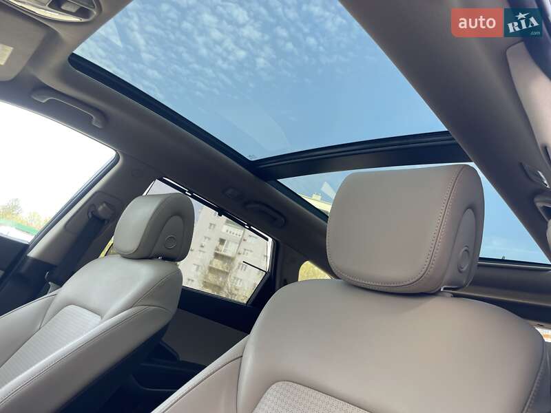 Внедорожник / Кроссовер Volkswagen Touareg 2014 в Черновцах