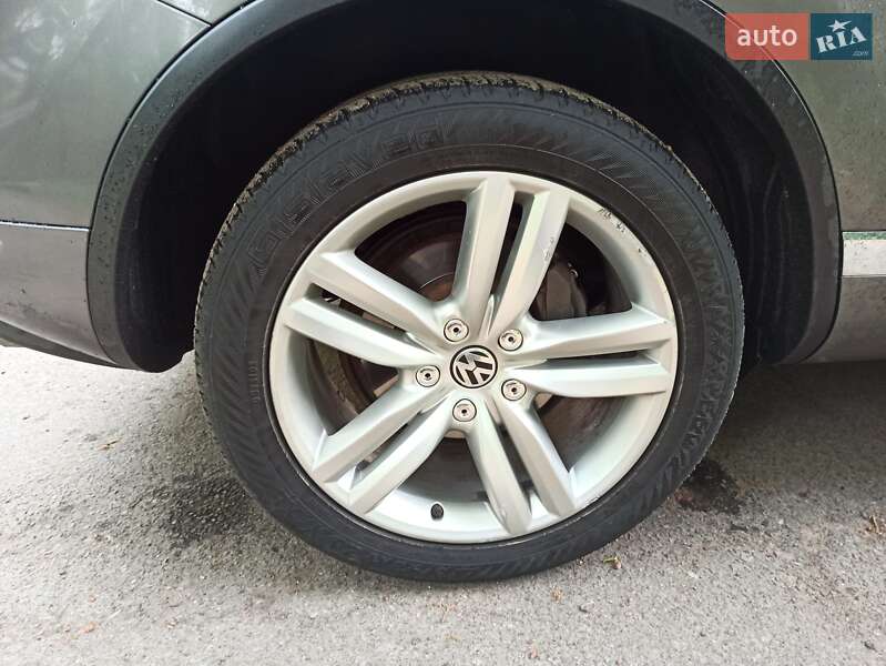 Позашляховик / Кросовер Volkswagen Touareg 2012 в Києві