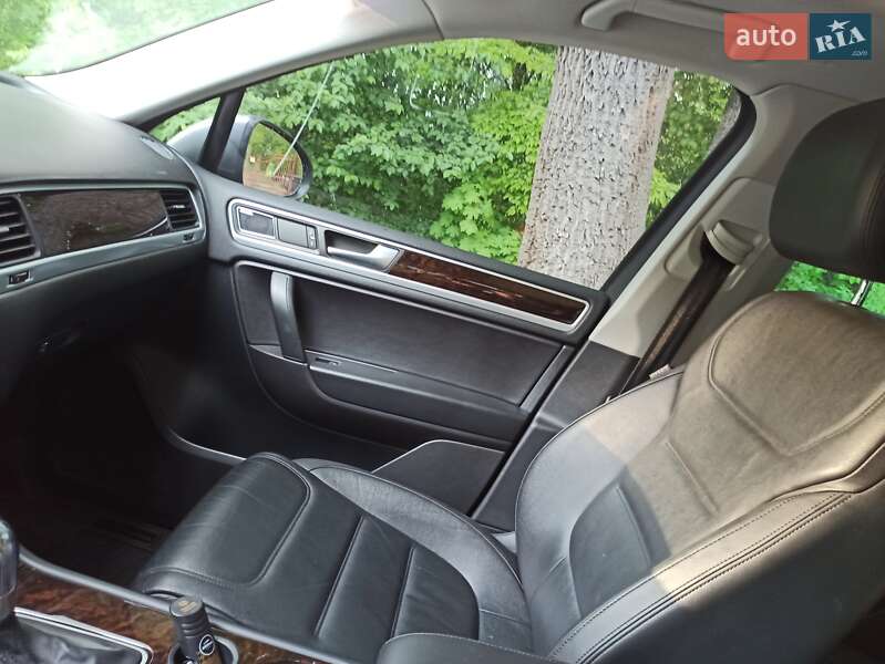 Позашляховик / Кросовер Volkswagen Touareg 2012 в Києві