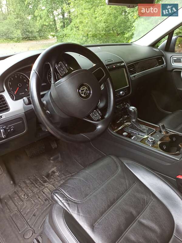 Позашляховик / Кросовер Volkswagen Touareg 2012 в Києві