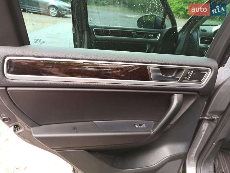 Позашляховик / Кросовер Volkswagen Touareg 2012 в Києві