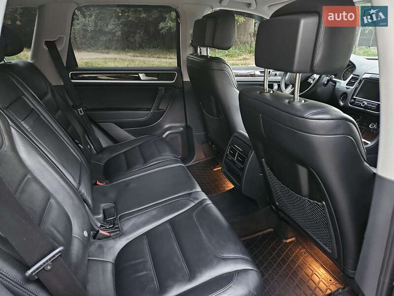Внедорожник / Кроссовер Volkswagen Touareg 2012 в Киеве