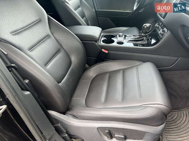 Внедорожник / Кроссовер Volkswagen Touareg 2011 в Броварах