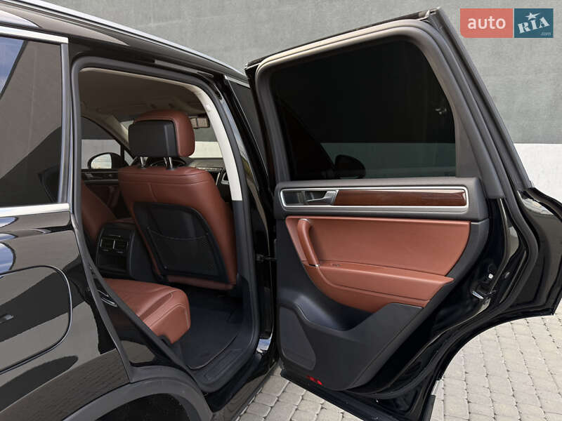 Внедорожник / Кроссовер Volkswagen Touareg 2015 в Тернополе