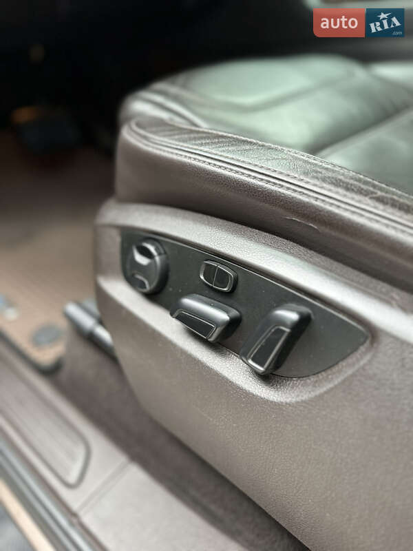 Позашляховик / Кросовер Volkswagen Touareg 2012 в Києві