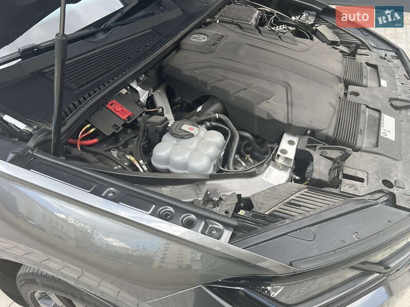 Позашляховик / Кросовер Volkswagen Touareg 2019 в Кам'янець-Подільському