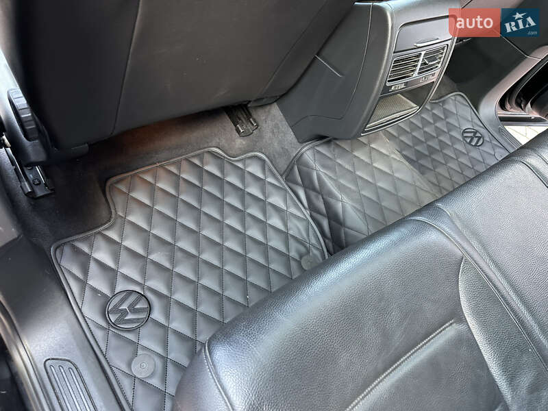 Позашляховик / Кросовер Volkswagen Touareg 2012 в Івано-Франківську