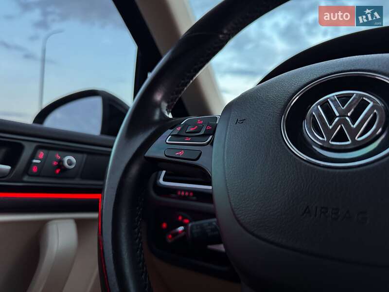 Внедорожник / Кроссовер Volkswagen Touareg 2013 в Ровно