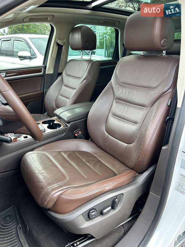 Внедорожник / Кроссовер Volkswagen Touareg 2014 в Сумах