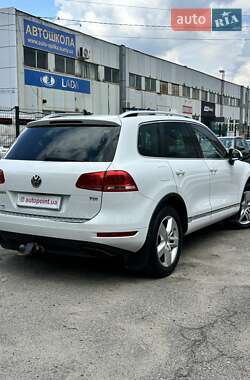 Позашляховик / Кросовер Volkswagen Touareg 2014 в 