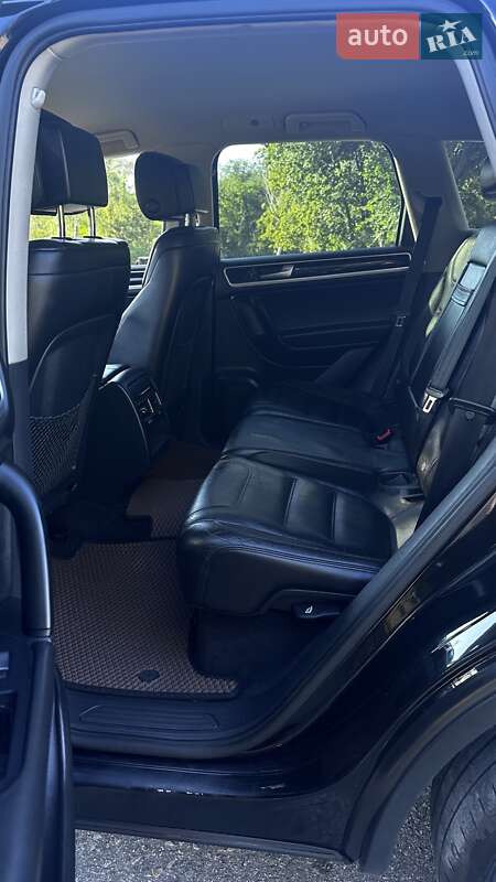 Позашляховик / Кросовер Volkswagen Touareg 2011 в Запоріжжі