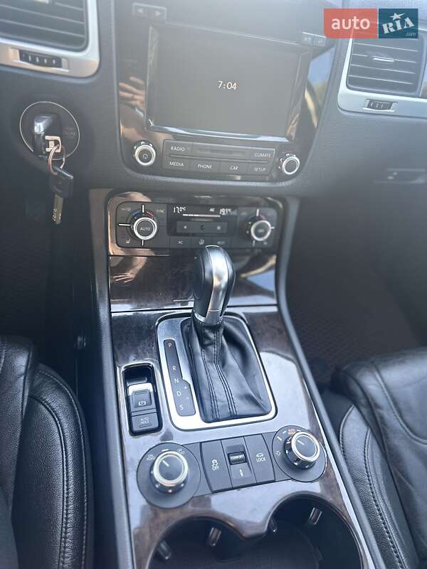 Позашляховик / Кросовер Volkswagen Touareg 2011 в Запоріжжі