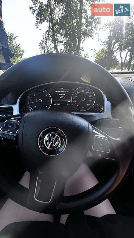 Позашляховик / Кросовер Volkswagen Touareg 2011 в Запоріжжі