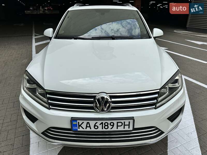 Позашляховик / Кросовер Volkswagen Touareg 2016 в Києві