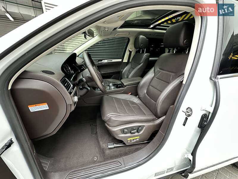 Позашляховик / Кросовер Volkswagen Touareg 2016 в Києві