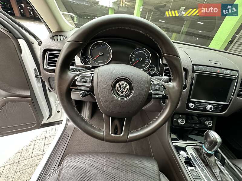 Позашляховик / Кросовер Volkswagen Touareg 2016 в Києві