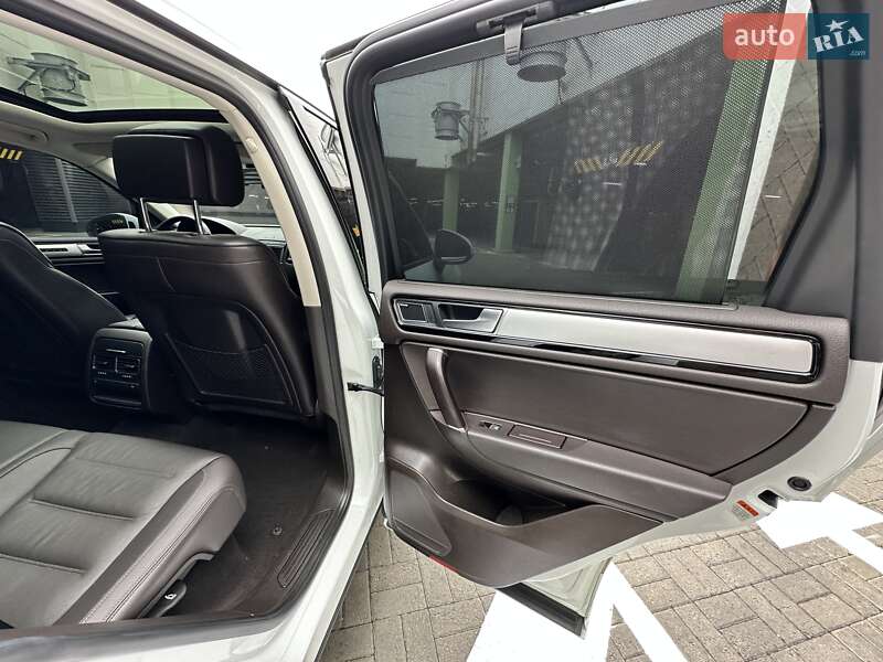 Позашляховик / Кросовер Volkswagen Touareg 2016 в Києві