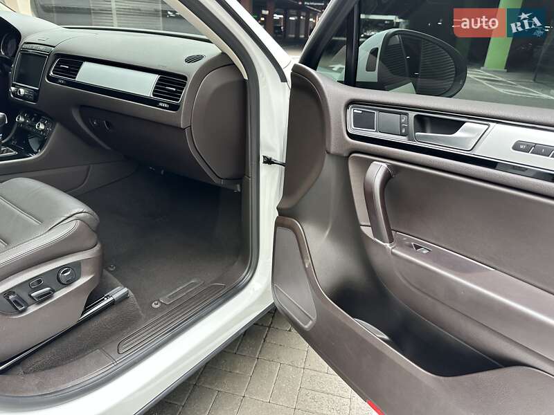 Позашляховик / Кросовер Volkswagen Touareg 2016 в Києві